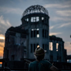 Yhdysvallat pudotti elokuun 6. päivänä vuonna 1945 Little Boyksi eli pikkupojaksi kutsutun ydinpommin, joka tappoi välittömästi kymmeniätuhansia ihmisiä. Kuvassa pommituksen raunioittama rakennus, joka jätettiin muistomerkiksi Hiroshimassa.