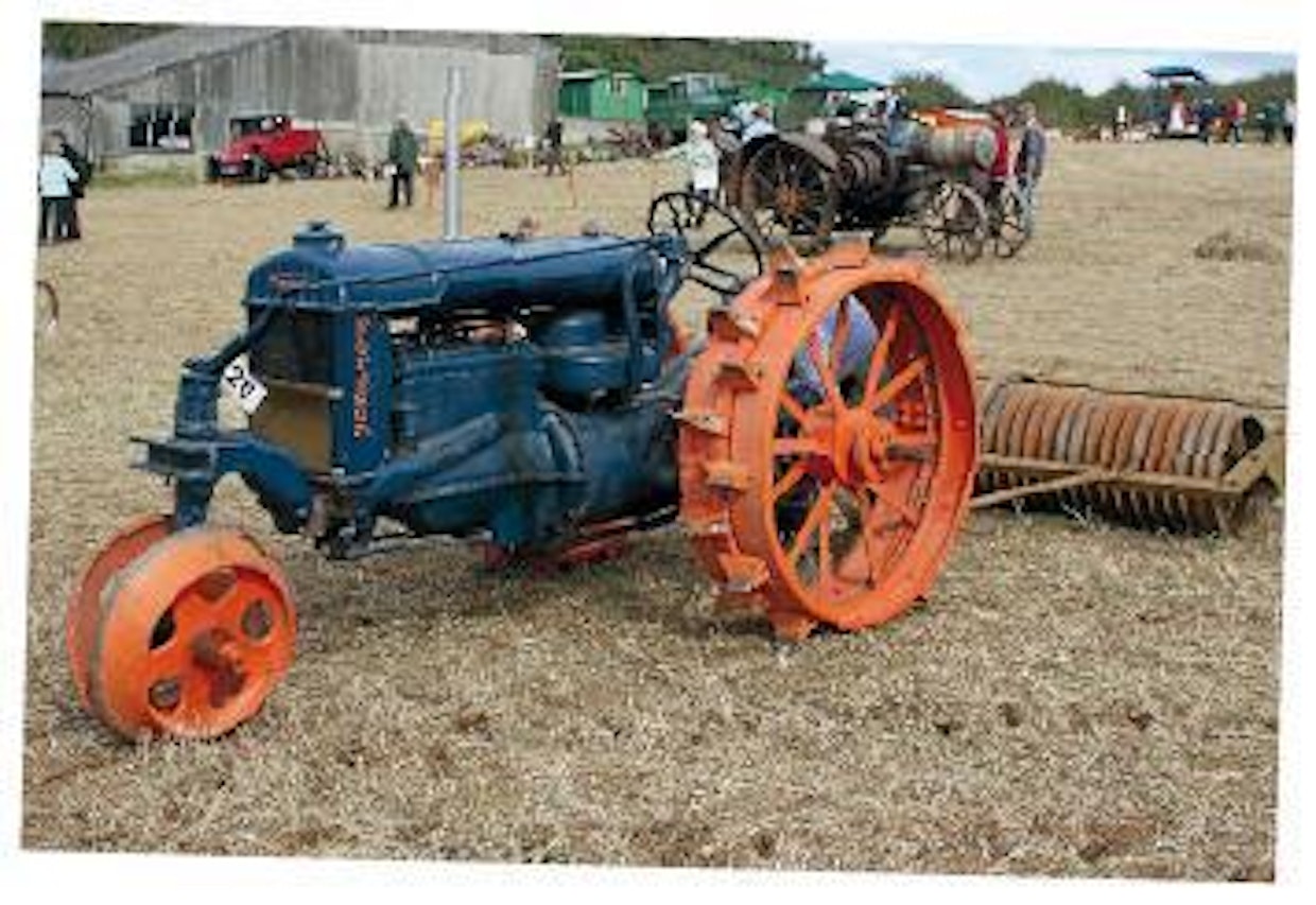 2 2. Englannin Dagenhamissa tehdyistä Fordson N -traktoreista varusteltiin Amerikan vientiä varten myös riviviljelymalleja, mutta jenkit eivät koneista innostuneet ja traktorit piti saada myytyä Eurooppaan. Englantilaiset ostivat niitä perunan ja juurikkaan harauskoneiksi. Myytiinpä muutama traktori Suomeenkin, mainoksissa sitä kutsuttiin Fordson-juurikasvitraktoriksi. “Ännää” valmistettiin vuosina 1929–1945, kuvan Fordson N Rowcrop on vuodelta 1937.