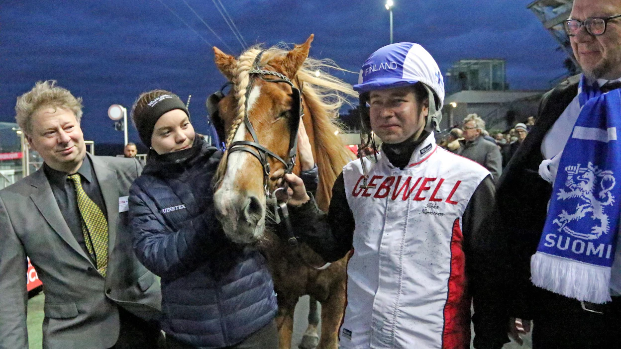 Ossi Nurmonen, Tiina Turunen, Iikka Nurmonen ja Marko Vuolukka juhlimassa Vincennesissä helmikuussa 2020 H.V. Tuurin voittoa Prix des Trotteurs Sang-Froid -lähdössä.