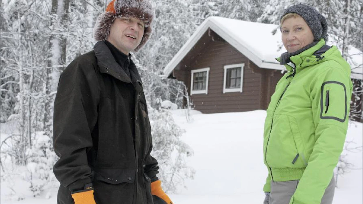 Paasoset hankkivat 50 hehtaarin Kurkivuoren jatkeeksi pienen maa-alueen Lahnaveden rannasta, ja mukana tuli yksi mökkikin. Se on kuitenkin sisäremontin tarpeessa. Jukka Iiskonmäki