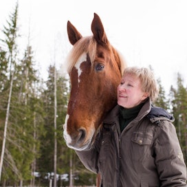 ”Hevonen on niin nopea oppimaan, että välillä ihminen itse huomaamattaan vahvistaa ongelmaa. Huumori mukaan ja hyväksy se, että suunnitelmia saattaa joutua muuttamaan”, kannustaa eläintenkouluttaja Aino Koivukunnas.