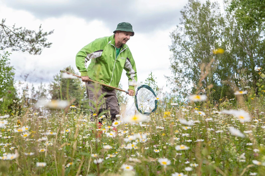 Kimmo Saarinen huomauttaa, että luonnon monimuotoisuudella on valtava merkitys ihmisen terveydelle. Mitä monimuotoisempi elinympäristö on, sitä varmemmin ihminenkin voi hyvin.