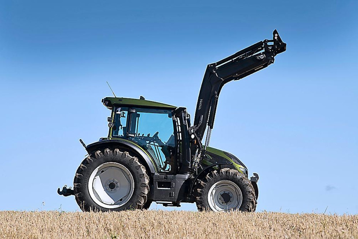 Valtra G115 Active: Saimme testiin uunituoreen nollasarjan traktorin. Vaihteisto kuudella pikavaihteellaan yllätti positiivisesti automatiikkoineen ja helppoine säädettävyyksineen. Testivarustuksessa Valtran hinta oli 95 732 euroa, mikä on noin 5 000 euroa alle keskitason. Hyvä kuormainkone, paras vaihteiston hallinta.