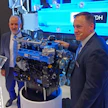Kohlerin vetymoottoria esittelemässä vasemmalla Kohler Enginesin johtaja Vincenzo Perrone ja oikealla energiaryhmän johtaja Brian Melka.