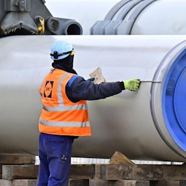 Työntekijä Nord Stream 2 -kaasuputken rakennustyömaalla Lubminissa Koillis-Saksassa maaliskuussa 2019. LEHTIKUVA / AFP