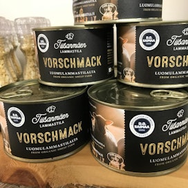 Kelluvalla lähiruokatorilla saa ostaa D.O. Saimaa -tuotteita, kuten Tiisanmäen vorschmackia.