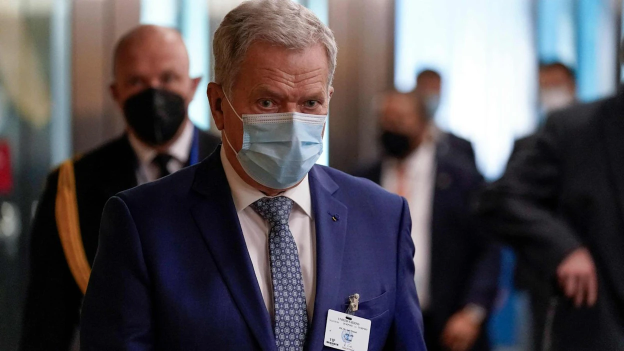 Niinistö tviittaa, että syy maskin käyttämiseen on se, ettei hän halua viedä koronaa kotiin.