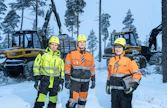 Leimikoiden määrä on pudonnut Ylä-Lapissa yhteismetsien jäätyä FSC:n kontrolloidun puun hankinnan ulkopuolelle. Ivalon Metsähaka Oy:n Antti Kasurinen (oik.) toivoo tilanteen ratkeavan, jotta tuleville metsäkoneenkuljettajille Joonas (vas.) ja Julius Kasuriselle riittäisi töitä.