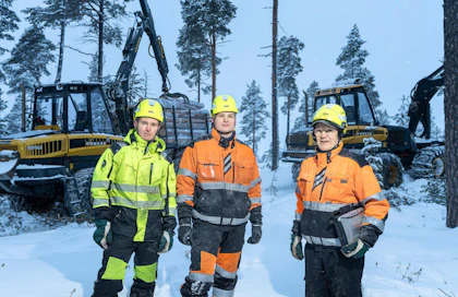 Leimikoiden määrä on pudonnut Ylä-Lapissa yhteismetsien jäätyä FSC:n kontrolloidun puun hankinnan ulkopuolelle. Ivalon Metsähaka Oy:n Antti Kasurinen (oik.) toivoo tilanteen ratkeavan, jotta tuleville metsäkoneenkuljettajille Joonas (vas.) ja Julius Kasuriselle riittäisi töitä.