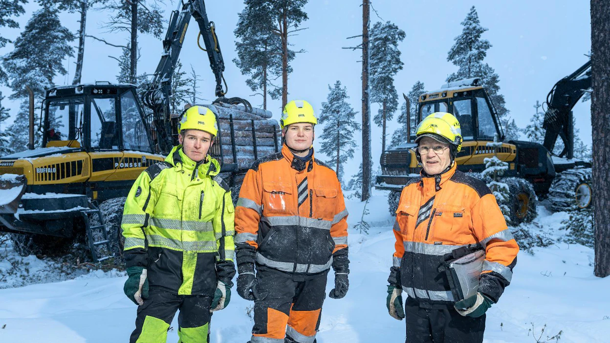 Leimikoiden määrä on pudonnut Ylä-Lapissa yhteismetsien jäätyä FSC:n kontrolloidun puun hankinnan ulkopuolelle. Ivalon Metsähaka Oy:n Antti Kasurinen (oik.) toivoo tilanteen ratkeavan, jotta tuleville metsäkoneenkuljettajille Joonas (vas.) ja Julius Kasuriselle riittäisi töitä.