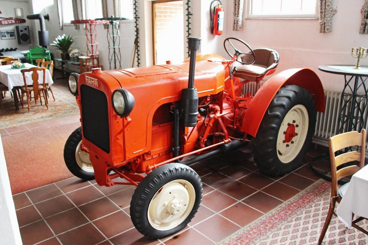 Fahrin hieman yli 20-vuotisen traktorihistorian ensimmäinen malli oli vuonna 1938 saataville tullut F22. Deutzin 2-sylinterinen diesel käynnistettiin kammesta puolipuristimen avulla, mutta etukammioihin ruuvattavia hehkupatruunoita ei tarvittu, vaan homma hoitui sähköisillä hehkutulpilla. Muutenkin Fahr oli aikansa moderneimpia – tasauspyörästönlukko kuului varusteisiin, vitosella päästiin 20 km/h, voimanottoakseli löytyi, samoin ohjausjarrut. Vuosina 1938–42 tehtiin 1 659 Fahria, ja vuoteen 1948 asti puukaasutinvarustuksella 2 323 kpl. (Sonsbeck)