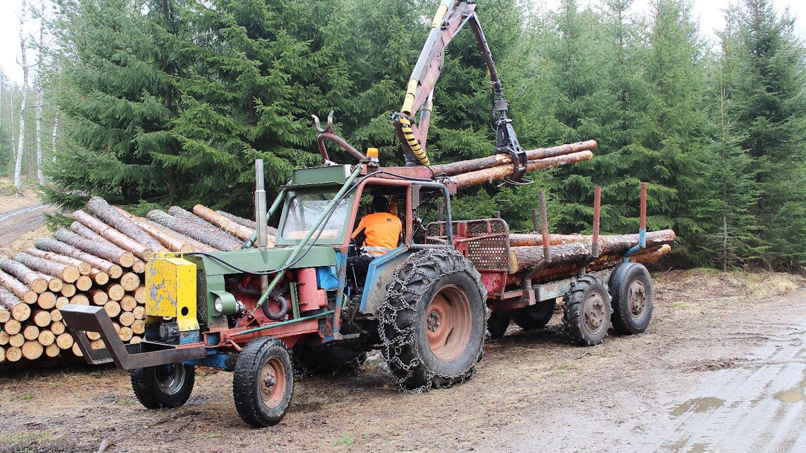 Luumäkeläisen Pertti Vinnikan 58 vuotta vanha Super Major on toiminut luotettavana metsätraktorina 1970-luvulta lähtien. Alkuperäistä Majurissa on vain voimansiirto, nykyinen moottori on jo neljäs, ja muitakin osakokonaisuuksia on traktorin pitkän uran aikana vaihdettu tarkoituksenmukaisempiin. Kaikenlaista puutavaraa siirtyy vieläkin metsästä pinoon runsaita määriä. Ergonomia on pari pykälää nykytraktoreita karumpaa, mutta työtehoon sillä ei ole ollut vaikutusta.