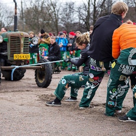 Zetorin vedossa traktorin molempiin päihin sidotaan köydet, joilla joukkueet yrittävät saada kiskottua menopelin omalle puolelleen.