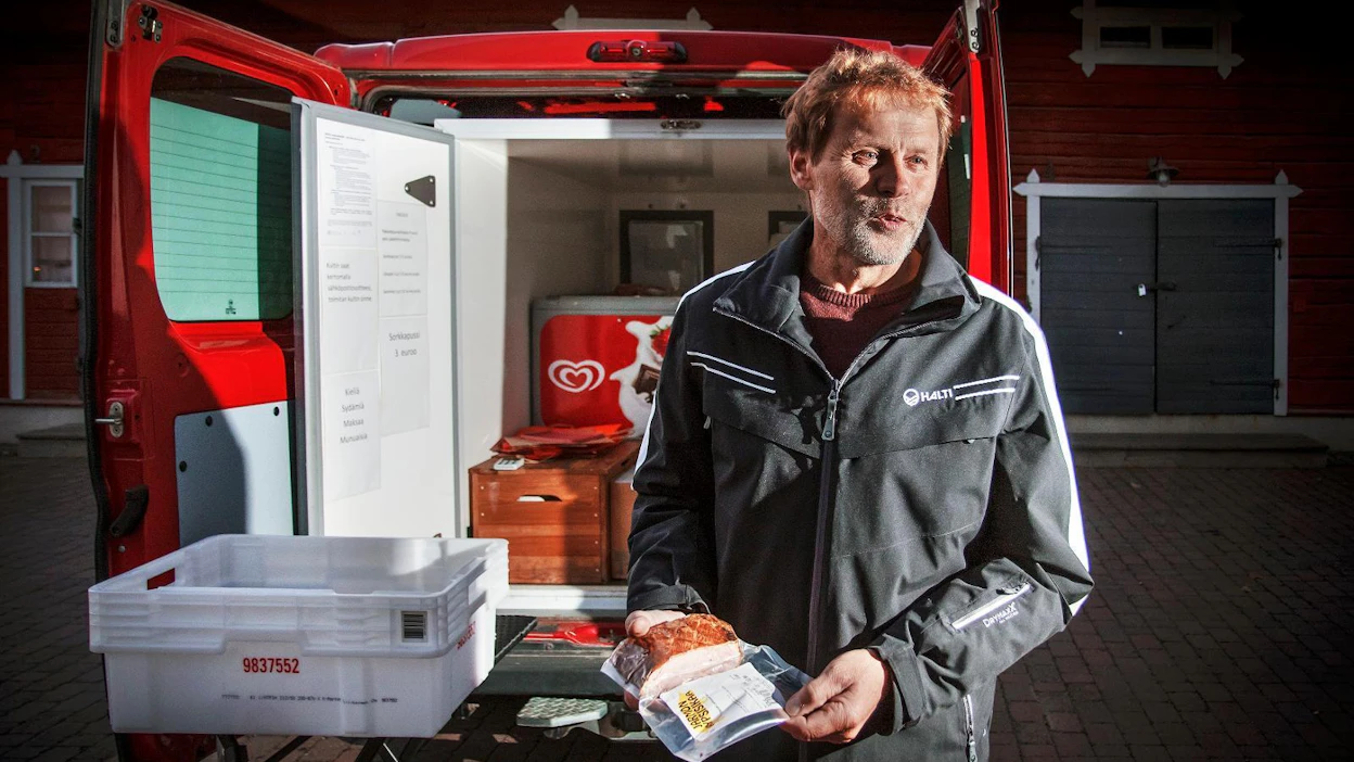 "Nämä ovat artesaanituotteita, joilla on laatulupaus. Siksi esimerkiksi makkaroiden hinta on moninkertainen moniin kaupan makkaroihin verrattuna. Mutta luomulisää ei näiden hintaa kärsisi enää lisätä", toteaa Jarmo Hasunen.