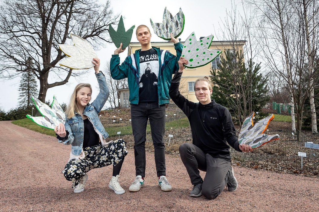 Lasten vappushokkelon teema on tänä vuonna dinosaurukset. Aiempina vuosina vappua on vietetty esimerkiksi maailman meriä, Australian luontoa tai sademetsiä tutkien. Tiia Laisi, Lassi Virtanen ja Tomi Kiviluoma asettelevat paikalleen esterataan kuuluvia jalanjälkiä.