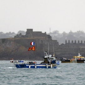 Ranskalaiset kalastajat ovat kerääntyneet vastustamaan epäoikeudenmukaisina pitämiään rajoituksia. LEHTIKUVA/AFP