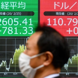 Laskua nähtiin Tokiossa, jossa pörssit olivat maanantaina olleet kiinni vapaapäivän vuoksi. LEHTIKUVA /AFP
