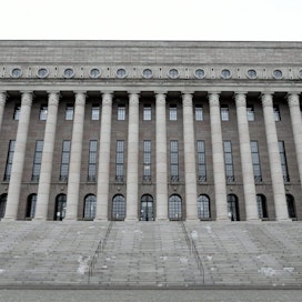 Osa kansanedustajista passitetaan eduskunnan istuntosalin lehtereille äänestämään 14. joulukuuta alkavalla kiireisellä budjettiäänestysviikolla. LEHTIKUVA / Markku Ulander