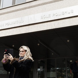 Kristillisdemokraattien kansanedustaja Päivi Räsänen otti matkapuhelimella itsestään selfien, kun oli maanantaina menossa kuulusteluihin Pasilan poliisitaloon Helsingissä. LEHTIKUVA / RONI REKOMAA