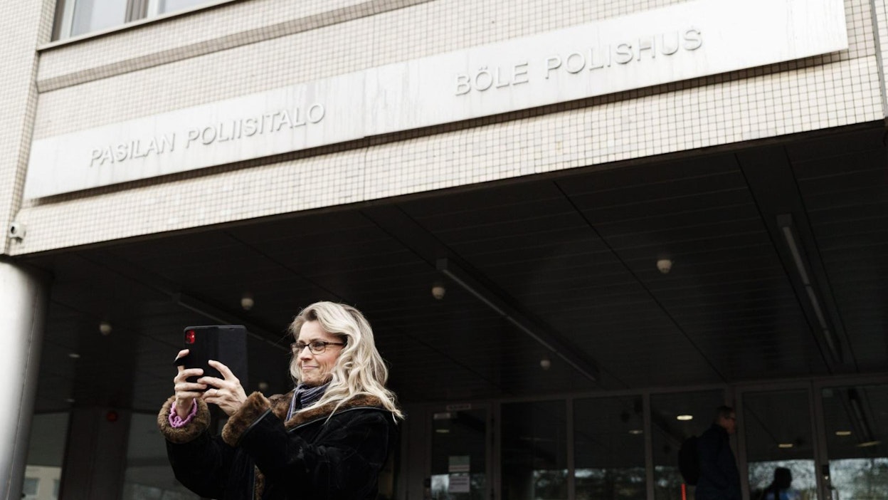 Kristillisdemokraattien kansanedustaja Päivi Räsänen otti matkapuhelimella itsestään selfien, kun oli maanantaina menossa kuulusteluihin Pasilan poliisitaloon Helsingissä. LEHTIKUVA / RONI REKOMAA