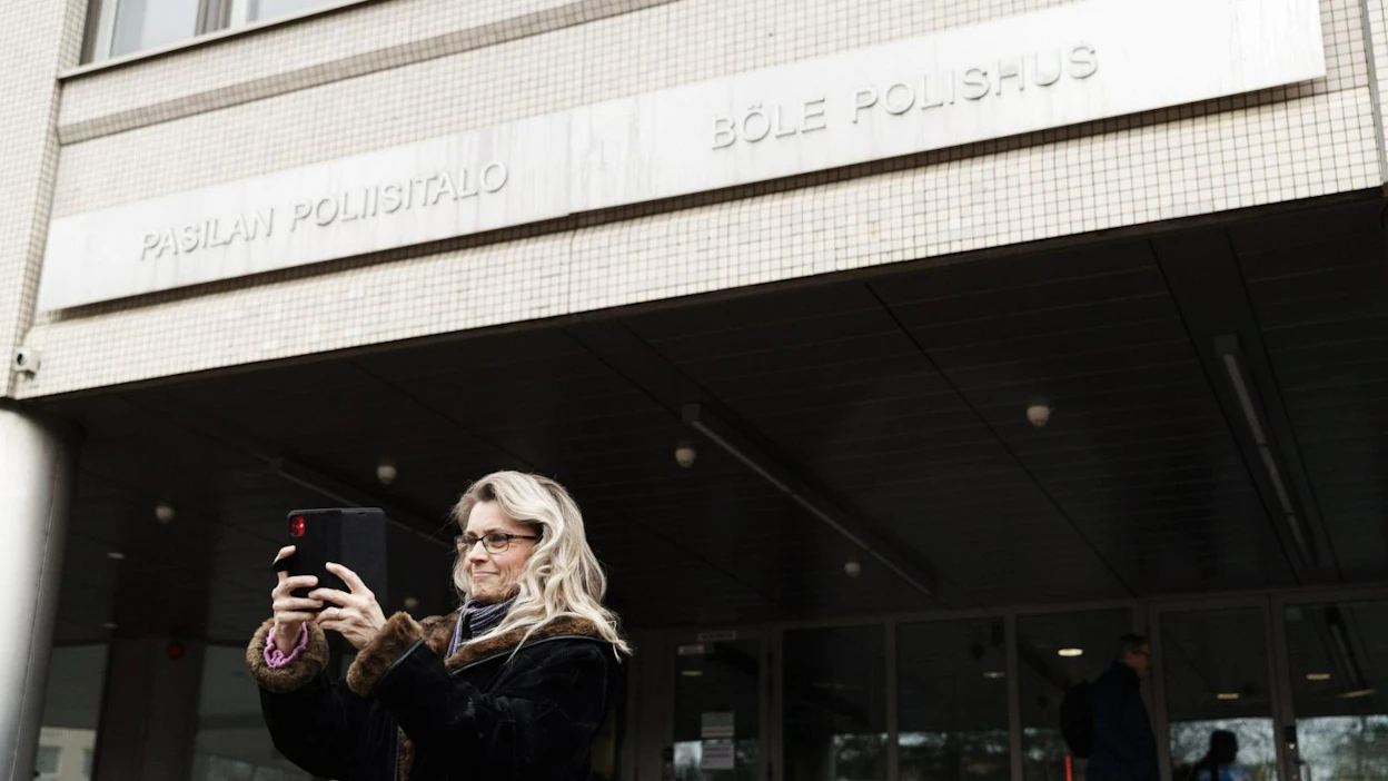 Kristillisdemokraattien kansanedustaja Päivi Räsänen otti matkapuhelimella itsestään selfien, kun oli maanantaina menossa kuulusteluihin Pasilan poliisitaloon Helsingissä. LEHTIKUVA / RONI REKOMAA