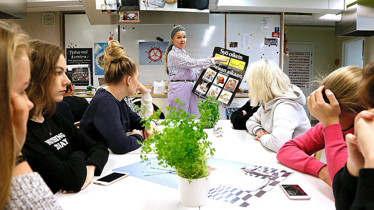 Kouluissa voidaan kotitaloustaitojen lisäksi oppia ruokasivistystä, johon kuuluu perehtyminen koko ruokaketjun toimintaan, lähiruokaan, ruokahävikin vähentämiseen ja ruuan eettisen tuottamiseen, korostaa Kotitalousopettajien liitto.