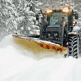 Nelimetrinen aura ja järeä traktori poistavat lunta tehokkaasti. Yksityisteiden kapeudesta ja tien pientareen epätasaisuudesta johtuen vauhti on pidettävä hiljaisena.