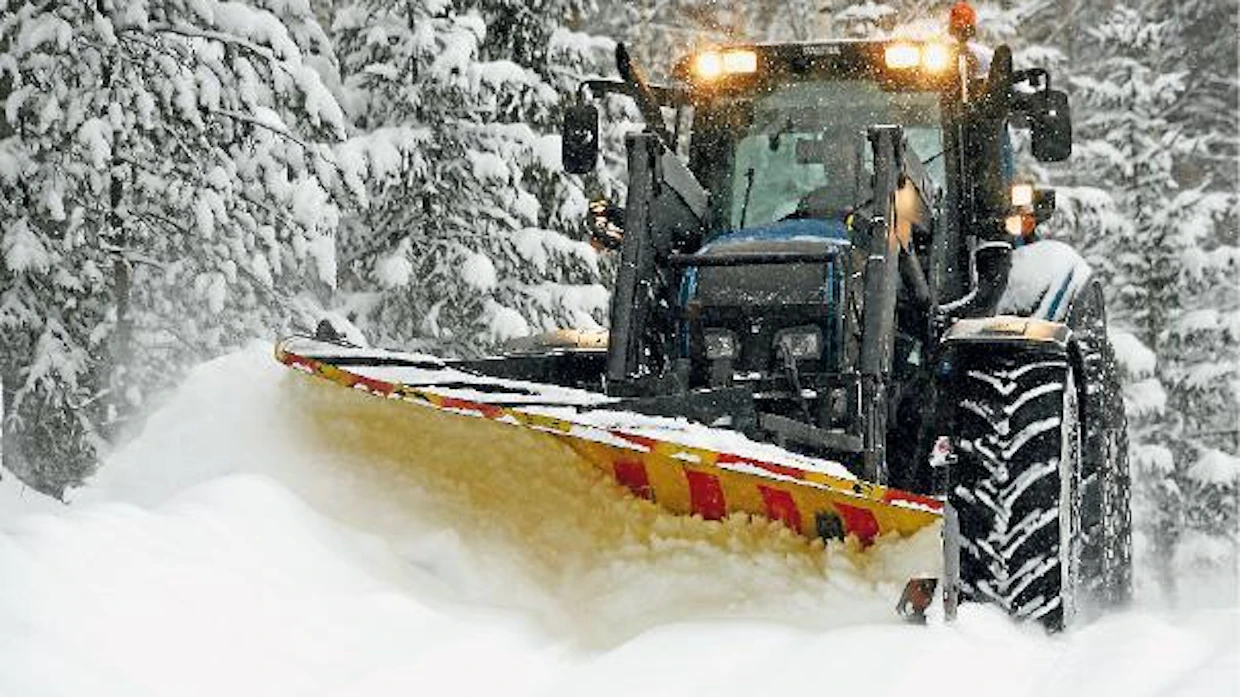 Pöllyävä lumi ja kinokset rajoittavat näkyvyyttä auratessa.