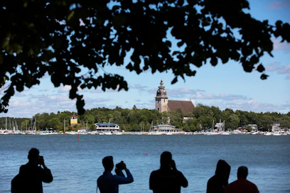 Naantalin Kultarannassa järjestetään joka kesä keskustelu, johon osallistuu vaikuttajia lukuisilta eri yhteiskunnan alueilta.