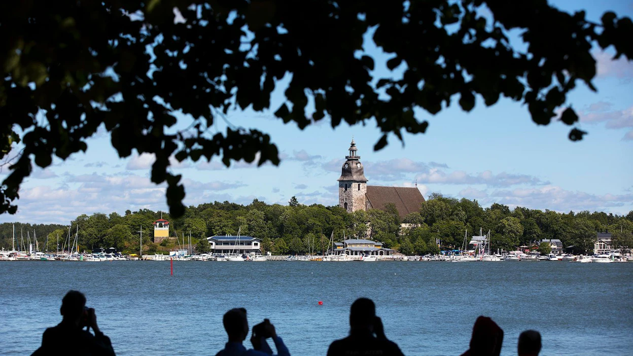 Naantalin Kultarannassa järjestetään joka kesä keskustelu, johon osallistuu vaikuttajia lukuisilta eri yhteiskunnan alueilta.
