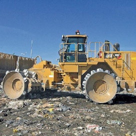 Caterpillar 836H ‑kaatopaikkajyrä perustuu osittain samaan tekniikkaan kuin 988H-pyöräkuormain. Koneella on työpainoa 54 tonnia. Jätteen päälle tasataan kerros maa-ainesta, jotta kuorma-autot voivat liikkua kaatopaikalla.