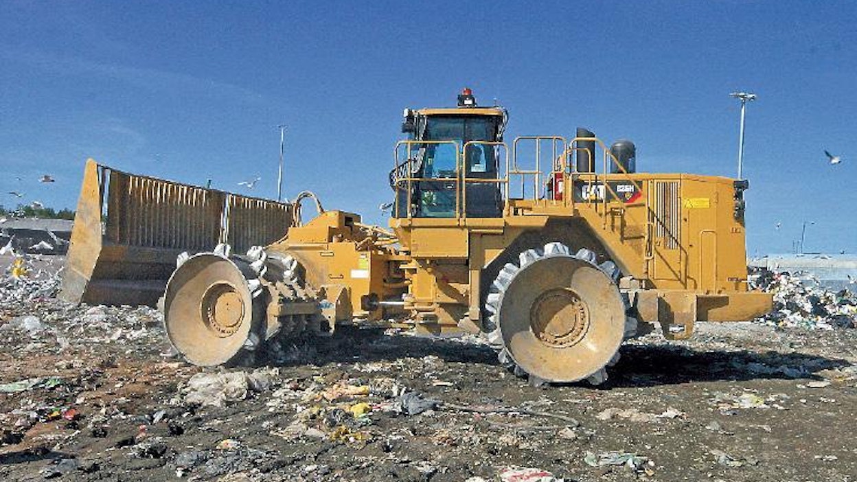 Caterpillar 836H ‑kaatopaikkajyrä perustuu osittain samaan tekniikkaan kuin 988H-pyöräkuormain. Koneella on työpainoa 54 tonnia. Jätteen päälle tasataan kerros maa-ainesta, jotta kuorma-autot voivat liikkua kaatopaikalla.