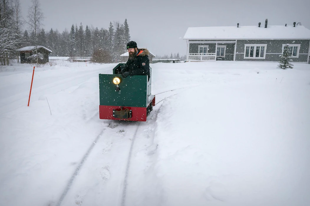 Robert Sand auraa rataa yön lumisateen jäljiltä. Saksalaisvalmisteinen veturi ei pientä hankea pelkää.