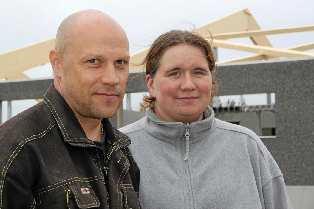 Korpisen tilan isäntäpari, Sanna Peura ja Jani Kyllönen pääsevät loppuvuodesta muuttamaan uusiin tuotantotiloihin. "Tämä on meidän näköisemme pihatto, sillä toiminnot on keskitetty saman katon alle."