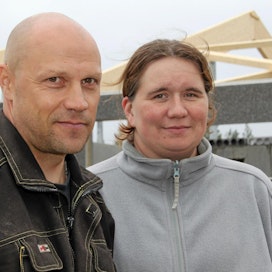  Korpisen tilan isäntäpari, Sanna Peura ja Jani Kyllönen pääsevät loppuvuodesta muuttamaan uusiin tuotantotiloihin. &quot;Tämä on meidän näköisemme pihatto, sillä toiminnot on keskitetty saman katon alle.&quot;