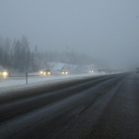 Varhain torstaina alkanut lumisade jatkuu iltaan asti ja kaakkoisrajalla vielä perjantaiaamuna. Arkistokuva. Lehtikuva / Markku Ulander