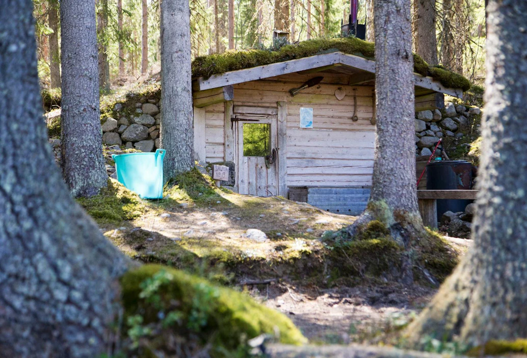 Sarvenperän korsusauna on rakennettu talkootyöllä keskelle rauhaisaa mäntymetsää.