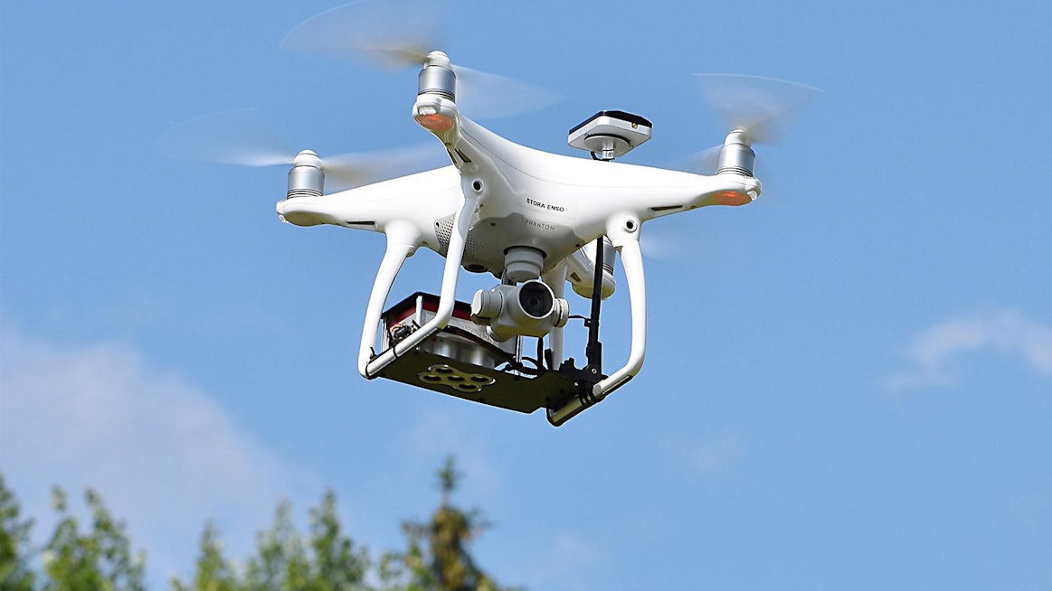 Ilmaston lämpenemisen myötä kirjanpainajatuhojen arvioidaan kasvavan. Dronella voidaan nopeasti ja tehokkaasti tutkia, onko kuusikko altistunut tuhoille.