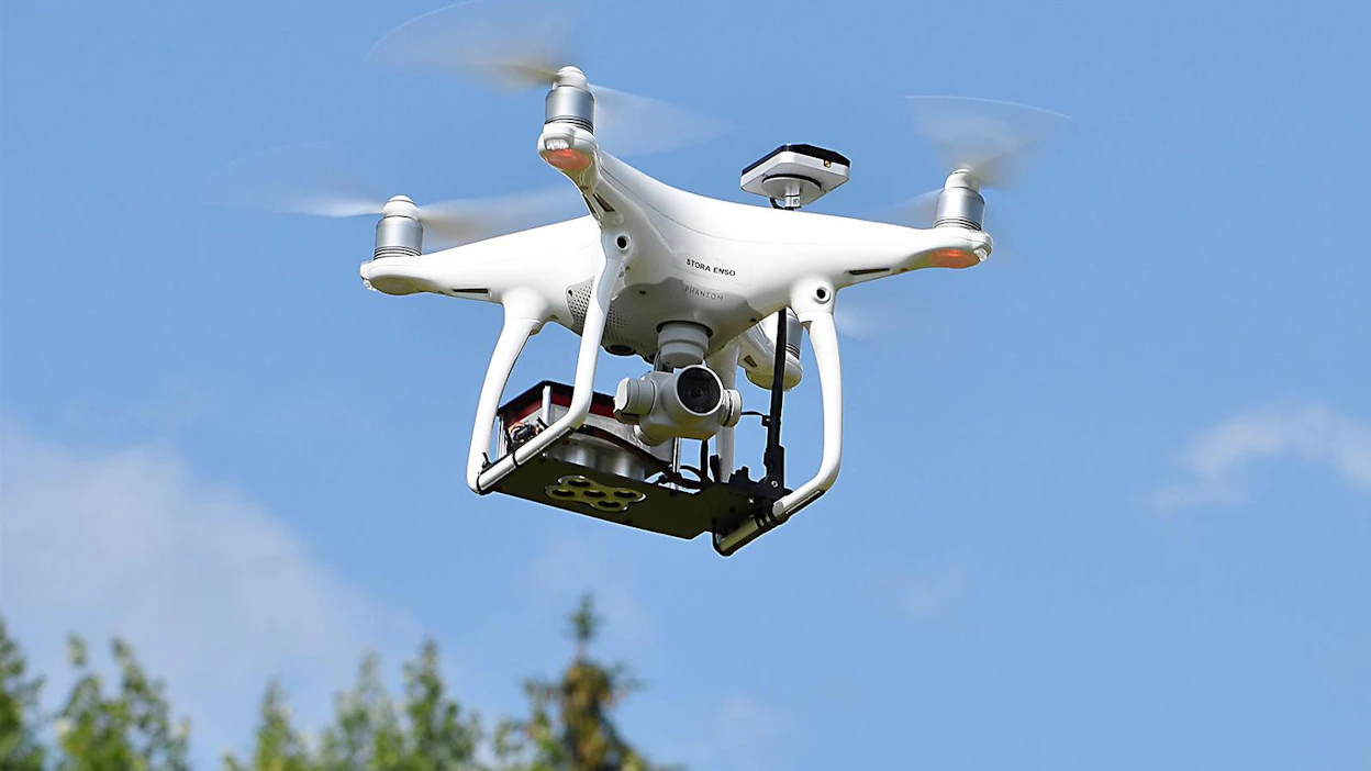 Ilmaston lämpenemisen myötä kirjanpainajatuhojen arvioidaan kasvavan. Dronella voidaan nopeasti ja tehokkaasti tutkia, onko kuusikko altistunut tuhoille.