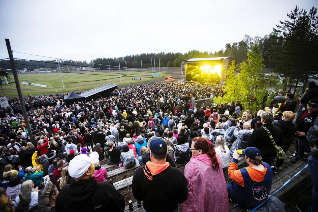 Tältä näytti Teivossa kesällä 2019, kun Popeda pisti esiintymislavalla parastaan. Vaikka keli oli kaikkea muuta kuin mitä Popedan kuvailee ikivihreässään Pitkä kuuma kesä, oli paikalla silti noin 5 000 henkeä.