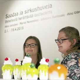 Aino Vilpas (vas.) ja Marjut Numminen suosivat lasitaiteessaan kirkkaita värejä ja pyöreitä muotoja. Sami Karppinen