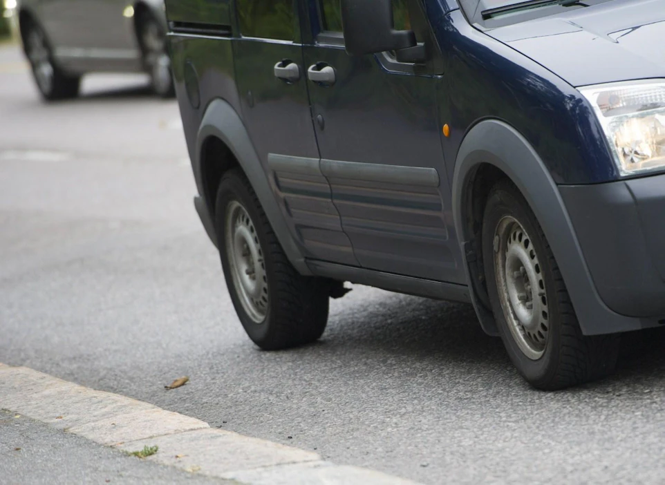 Etenkin pakettiautoja ensirekisteröitiin maaliskuussa paljon enemmän kuin vuosi sitten. LEHTIKUVA / JARNO MELA