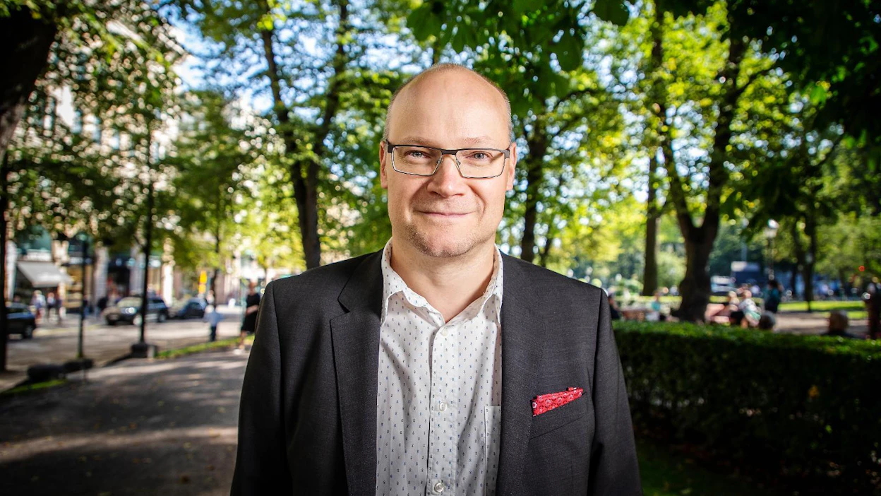 Elintarvikemarkkinavaltuutettu Olli Wikberg uskoo, että vuoden päästä tuottajat voisivat saada jo reilumpia sopimuksia.