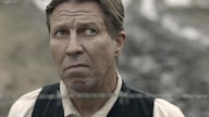 Martti Suosalo esittää teatterinjohtaja Toivo Parikkaa sekä Helsingin kaupunginteatterissa että perjantaina ensi-iltaan tulevassa elokuvassa.