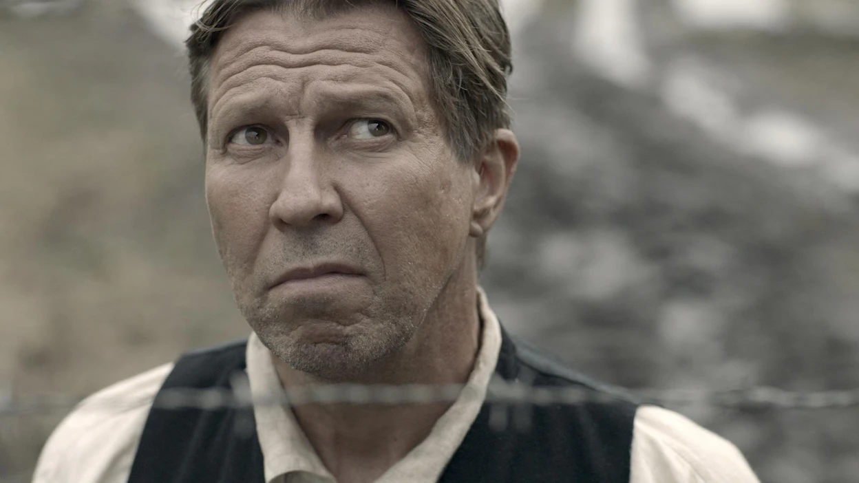Martti Suosalo esittää teatterinjohtaja Toivo Parikkaa sekä Helsingin kaupunginteatterissa että perjantaina ensi-iltaan tulevassa elokuvassa.
