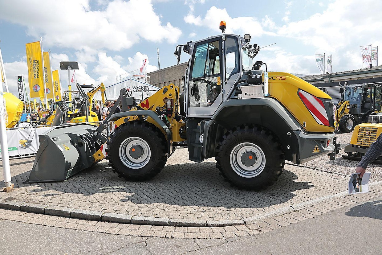 Myös Wacker Neuson laajentaa tarjontaansa astetta isompiin pyöräkuormaimiin. WL95:n työpaino on reilut 10 tonnia. Moottorivaihtoehtoja on kaksi: joko 100- tai 115-kilowattinen Deutz. Ominaisuuksiin kuuluu mm. puomin automaattinen palautus ennalta määrättyyn pisteeseen. Uuden EcoSpeed Pro -vaihteiston suurin nopeus on 40 km/h. Saksalaisvalmistajan vuosi on sujunut myynnillisesti ennätystahdissa.