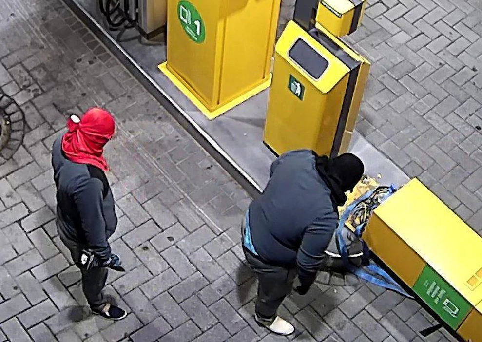 Poliisi julkaisi valvontakameran kuvia Janakkalan keskiviikkoisen automaattivarkauden tekijöistä. LEHTIKUVA / Handout / Hämeen poliisi