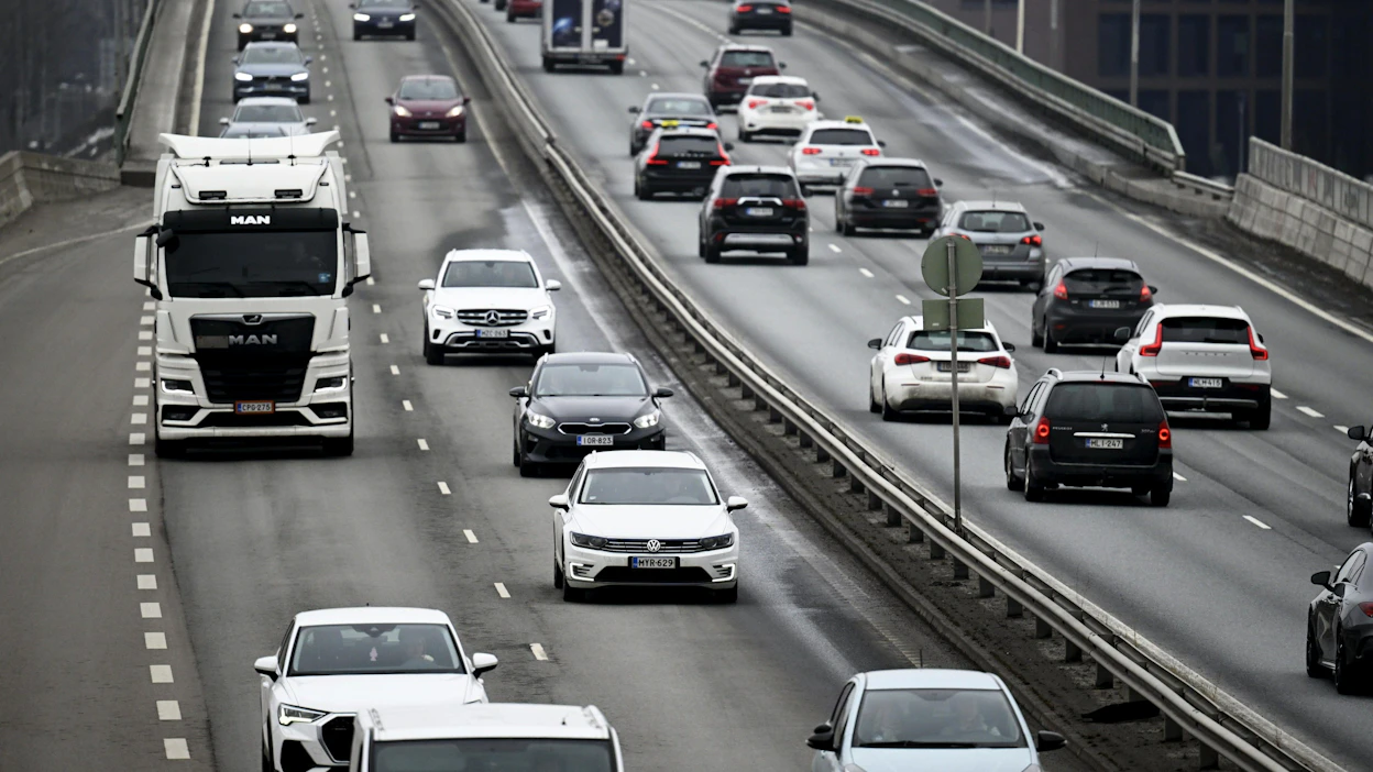 EU:ssa viime kuussa saavutettu sopu uusien polttomoottoriautojen myyntikiellosta vuodesta 2035 ei vielä lähivuosina juurikaan vaikuta tavalliseen suomalaisautoilijaan. LEHTIKUVA / VESA MOILANEN.