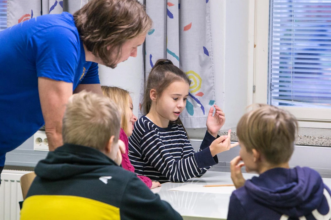 Kalevalamitassa tavujen määrällä on väliä. Marko Laihinen avustaa Juuso Tokoita (oik), Topsu Väliviitaa, Eerika Koskea ja Sara Lehtosta.
