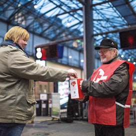 Punainen Risti jalkautui joulun alla tekemään Hyvä Joulumieli -keräystä muun muassa Helsingin Rautatientorille.